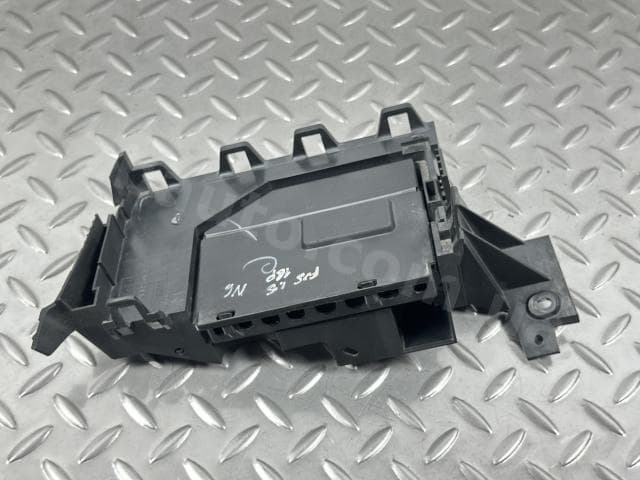 Кронштейн підкапотного блоку запобіжників Ford Fusion mk5 13-20