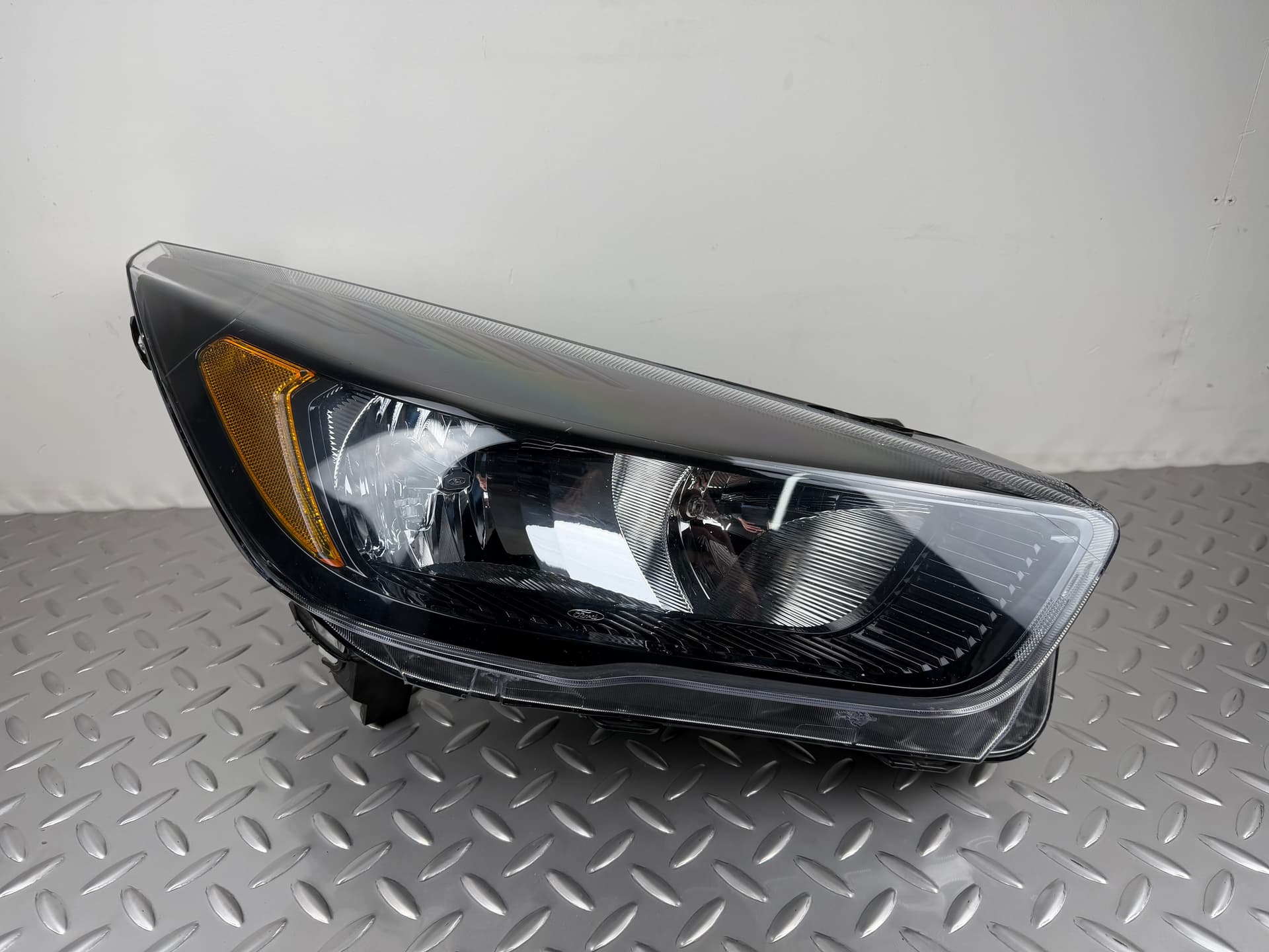 Фара передняя правая Ford Escape MK3 17-19 рест, галоген, темная - фото 1