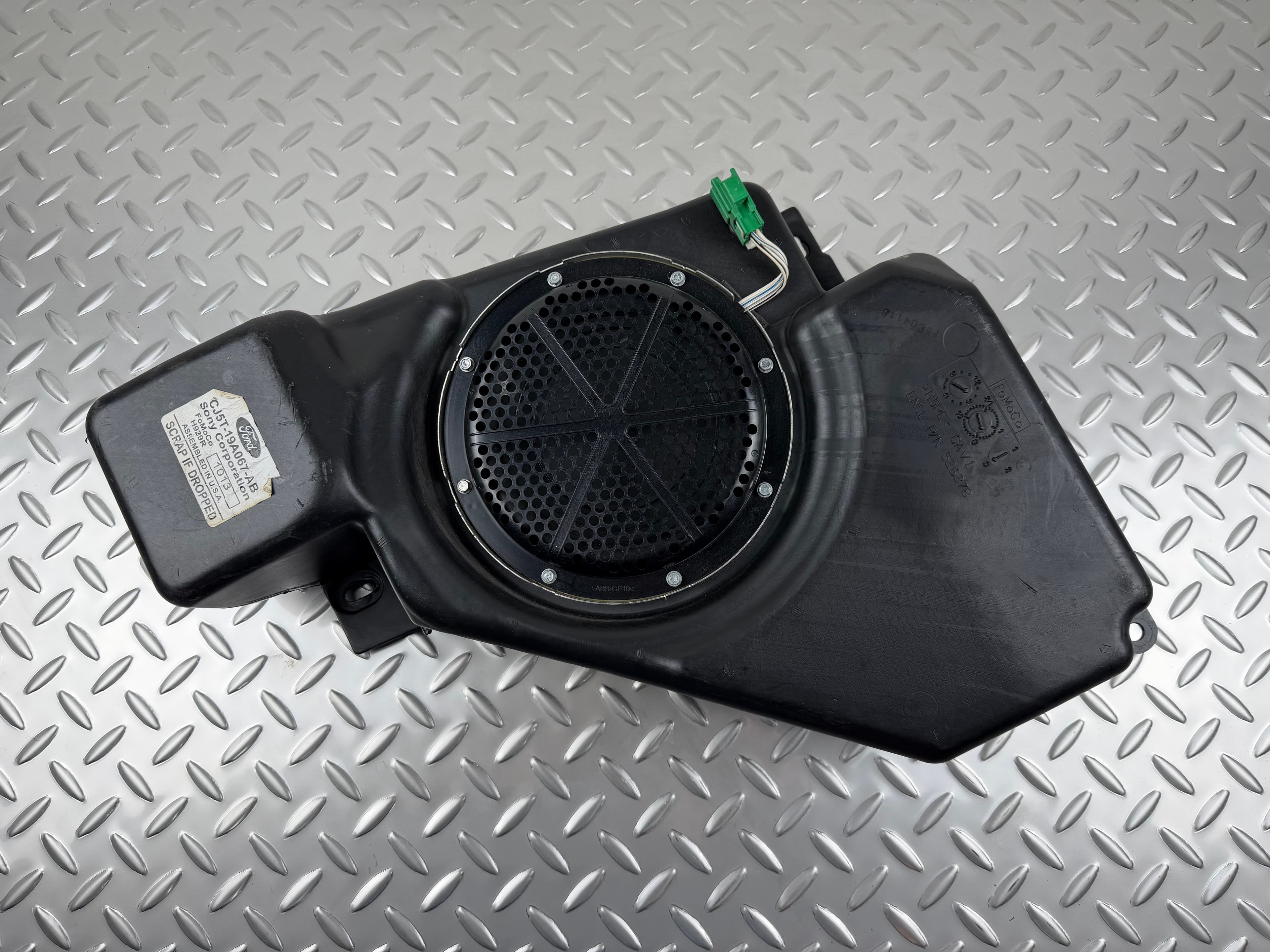 Сабвуфер Ford Escape MK3 13-19 SONY