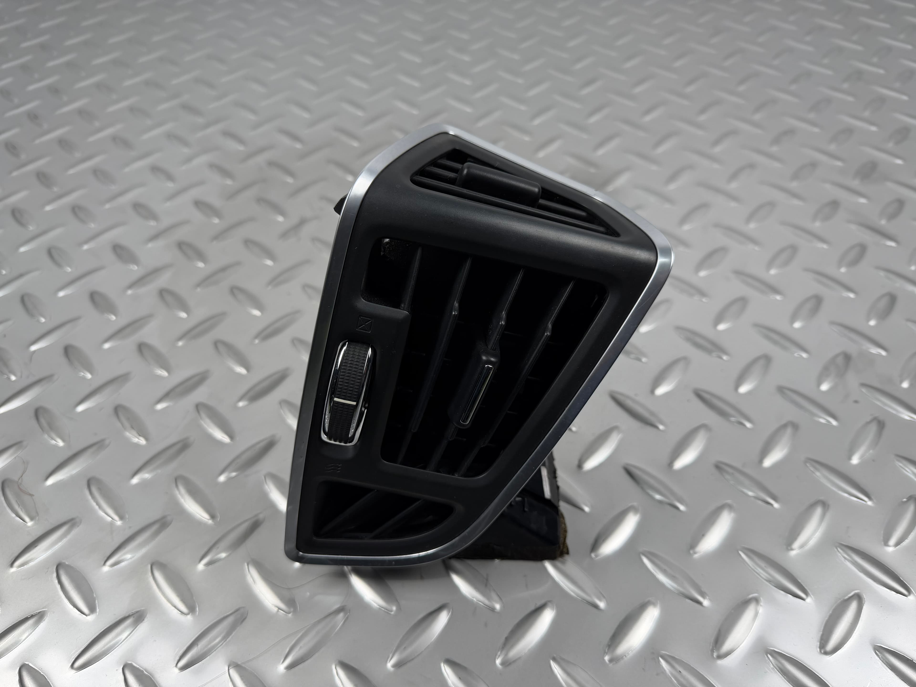 Дефлектор повітроводу торпеди правий Ford Escape MK3 13-16 чорний з хромом молдингом