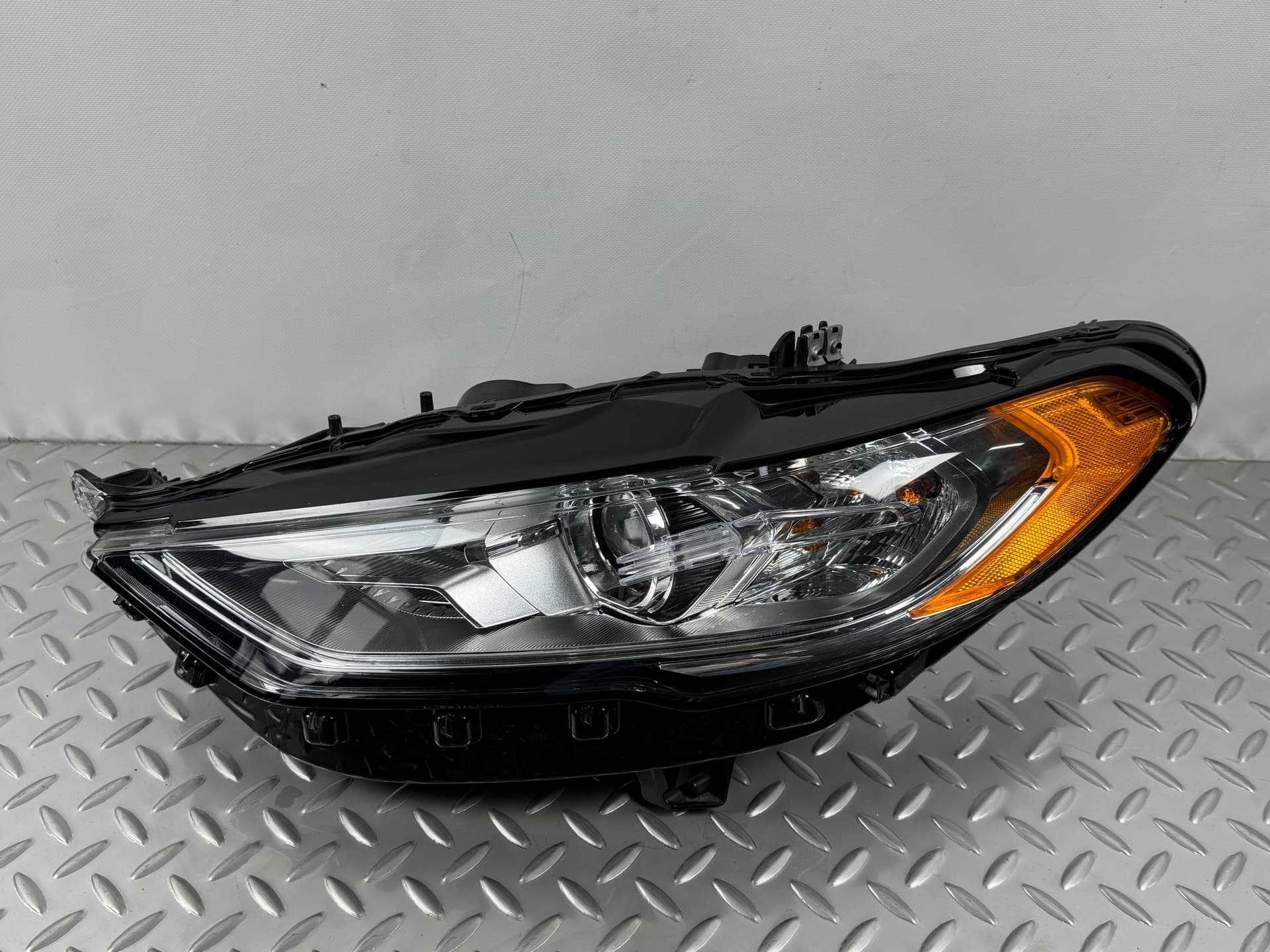 Фара передняя левая Ford Fusion mk5 17-20 галоген, без DRL - фото 1