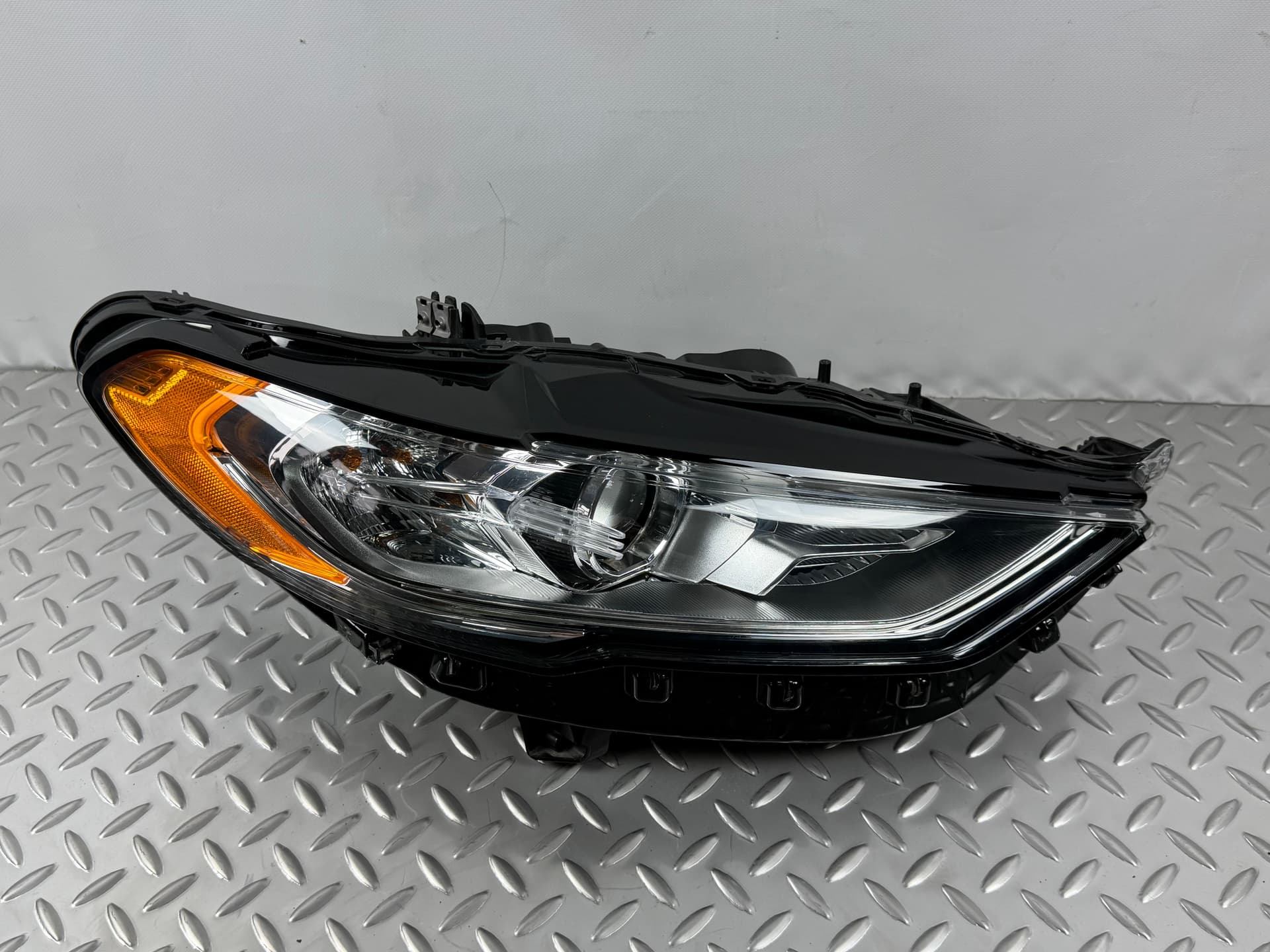 Фара передняя правая Ford Fusion mk5 17-20 галоген, без DRL - фото 1