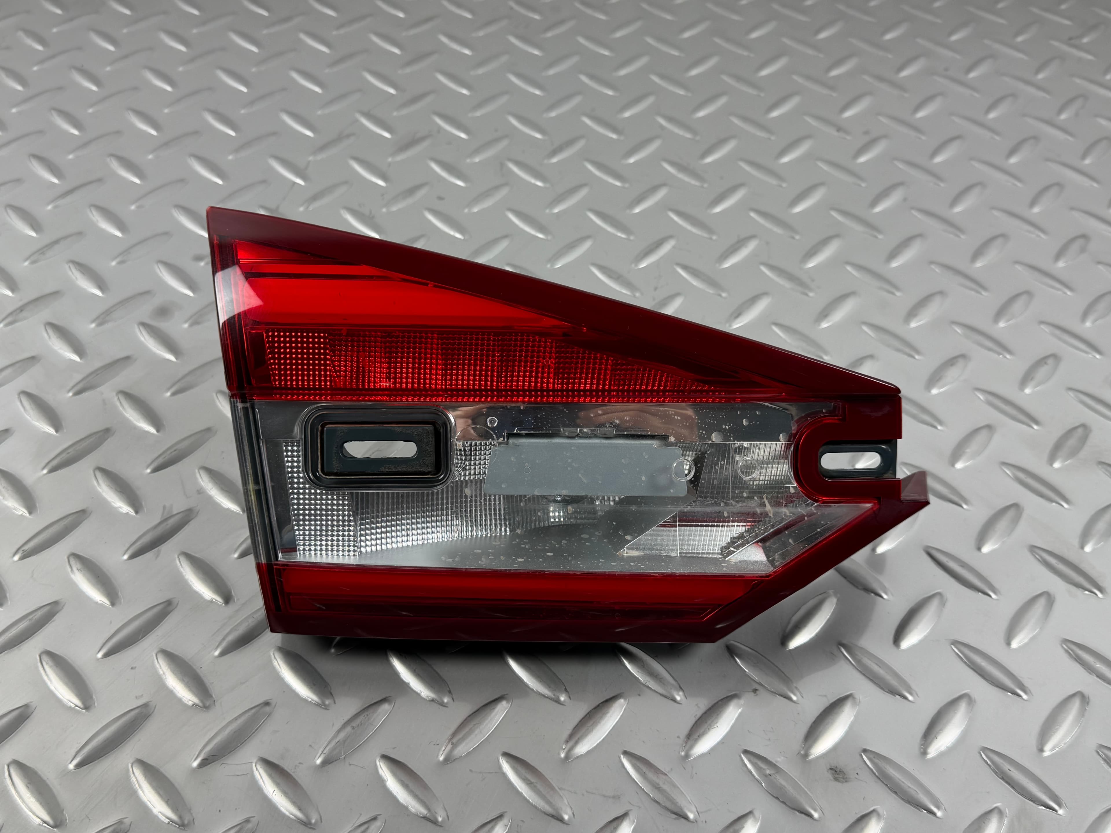 Ліхтар внутрішній кришка багажника лівий Ford Fusion mk5 17-18 галоген