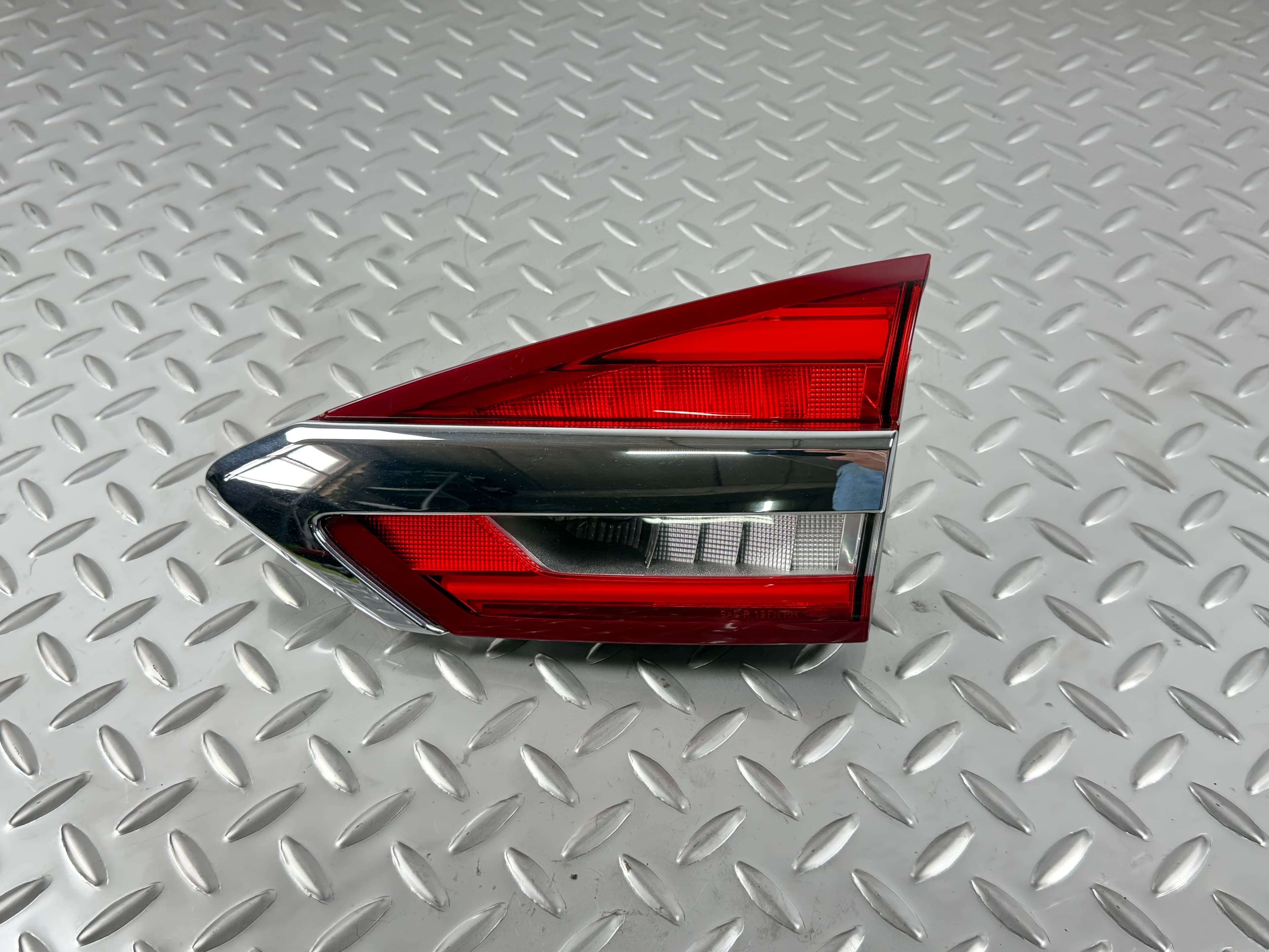 Ліхтар внутрішній кришка багажника правий Ford Fusion mk5 19-20 галоген з хромом