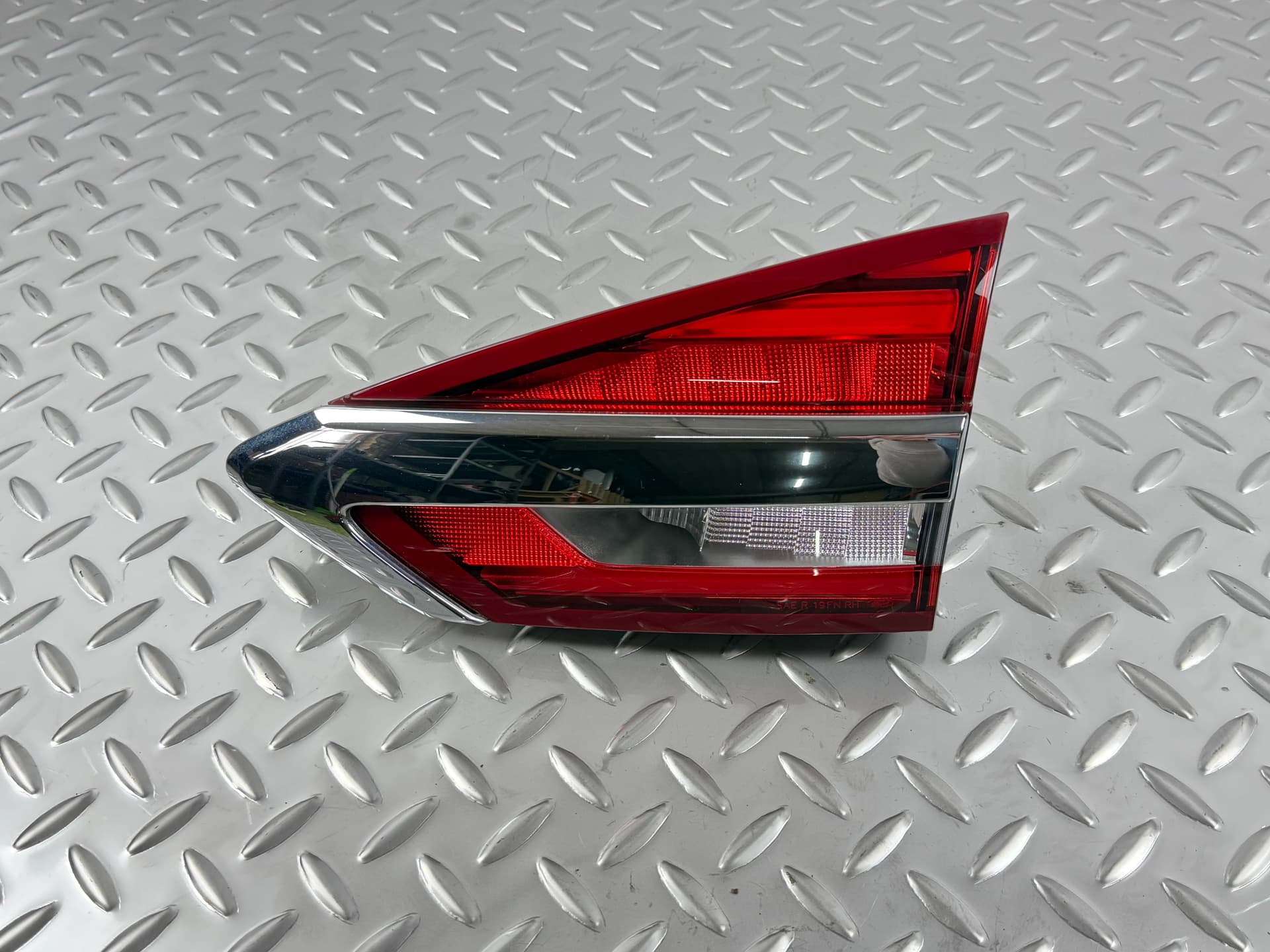 Фонарь внутренний крышка багажника правый Ford Fusion mk5 19-20 галоген+LED с хромом  - фото 1